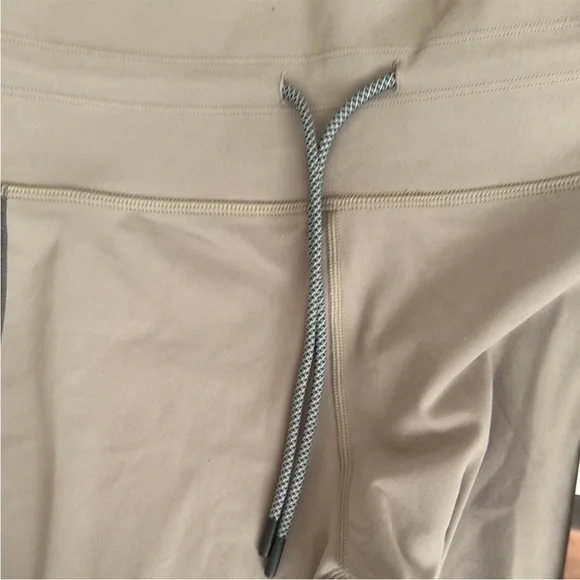 NWT Vuori Daily Sport Leggings in Graphite - Picture 6 of 9